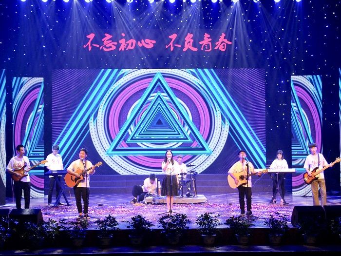 校內(nèi)電聲樂隊樂器